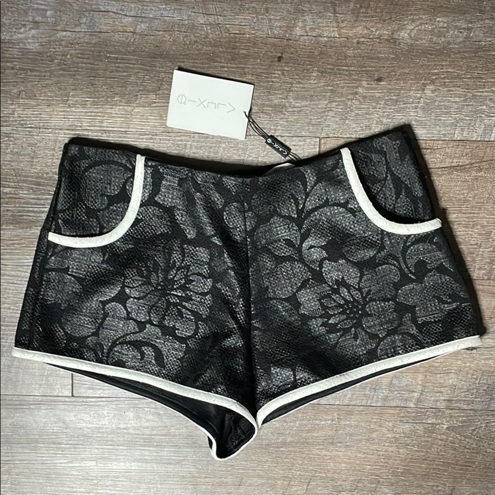 NWT Alexis Floral Davis Shorts with contrasting